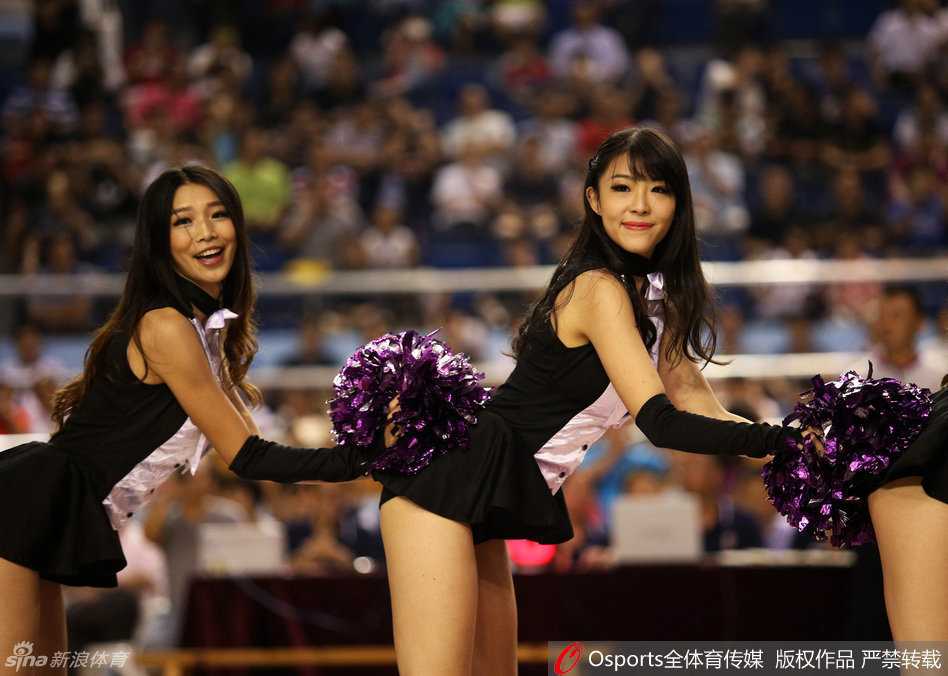 赛场边的璀璨星光:CBA篮球宝贝的力与美之旅 近景镜头中,一位篮球宝贝在表演间隙回眸一笑,甜美的气质与动感的赛场背景形成奇妙对比,展现出力与美的和谐交融。