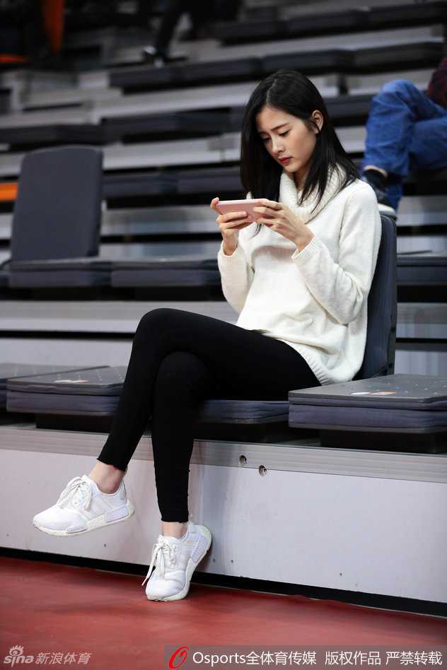 赛场那一抹温柔目光 广东女球迷为CBA焦点战添彩 面对镜头的捕捉,这位女球迷莞尔一笑,随意披散的长发和若隐若现的锁骨,展现出东方女性特有的柔美与性感。