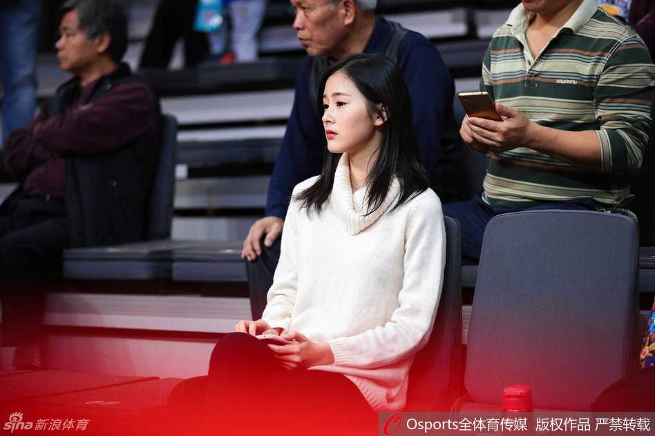 赛场那一抹温柔目光 广东女球迷为CBA焦点战添彩 目光锁定赛场,这位白衣女球迷在广东队一次成功的防守后,露出了浅浅的梨涡,那份专注与美丽让人心动。