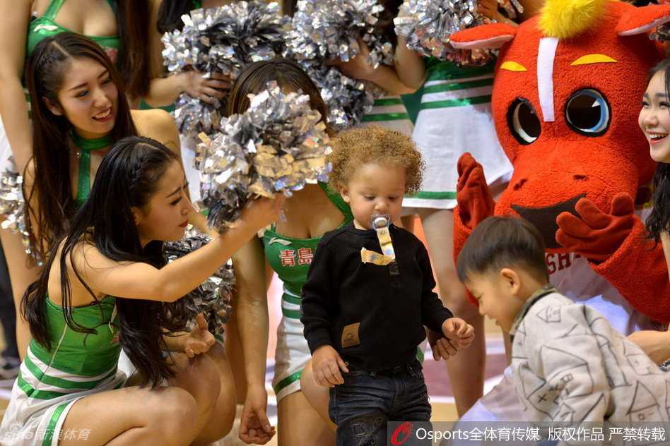 赛场铁汉的柔软时光:比斯利家人的暖心一幕 山东队超级外援比斯利在篮下强攻,遭到对方多人包夹防守,依然凭借出色的个人能力将球放进篮筐