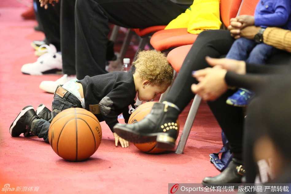 赛场铁汉的柔软时光:比斯利家人的暖心一幕 小儿子张开双臂与哥哥争宠,踮起脚尖想要亲吻哥哥手中的篮球,兄弟俩的可爱互动让身后的妈妈也忍俊不禁