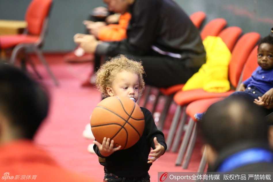 赛场铁汉的柔软时光:比斯利家人的暖心一幕 哥哥终于抱起篮球,好奇地用手指摸索着球的纹理,妈妈在一旁温柔注视,眼神里满是对孩子和丈夫的爱意