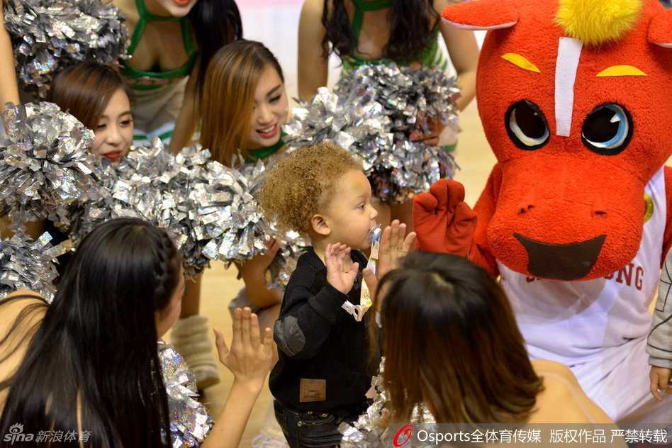 赛场铁汉的柔软时光:比斯利家人的暖心一幕 在比赛间隙,这位可爱的篮球宝贝伸出手,与看台上的小球迷轻轻击掌,传递着赛场内外的温暖与快乐