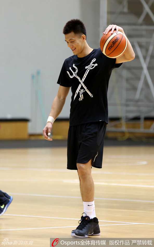 赤膊纹身显霸气,男篮北仑冲刺里约 郭艾伦单手持球,目光炯炯有神地望向镜头,自信满满