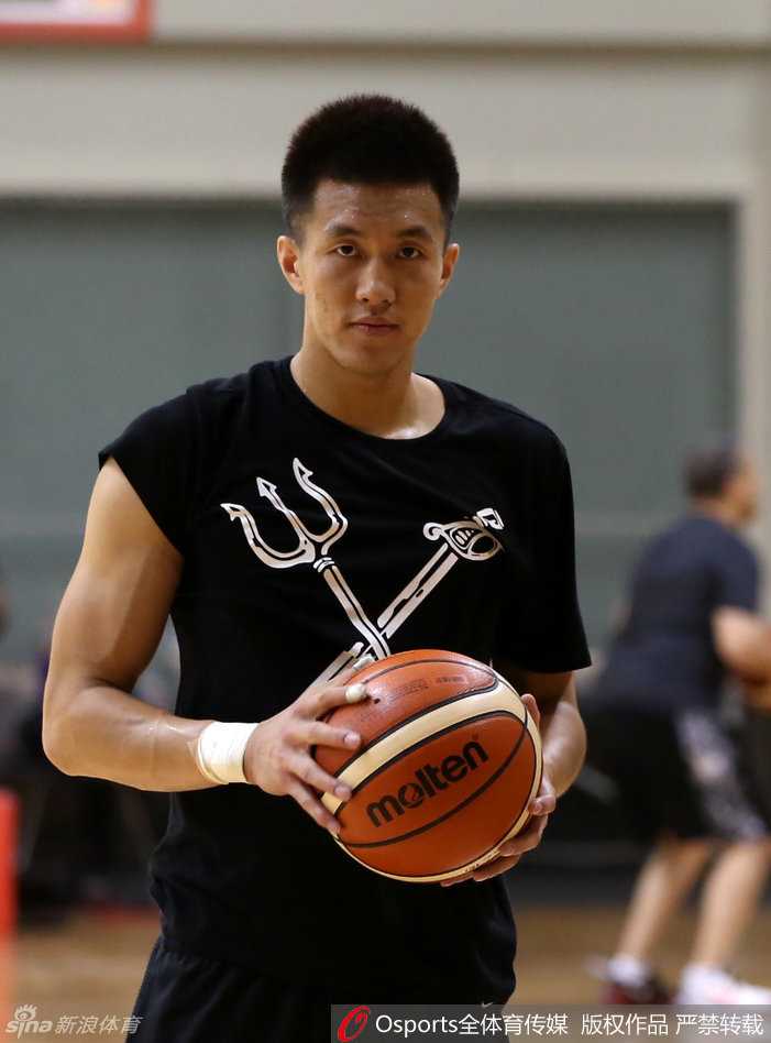 赤膊纹身显霸气,男篮北仑冲刺里约 郭艾伦面对镜头,眼神专注而坚定,流露出对胜利的渴望