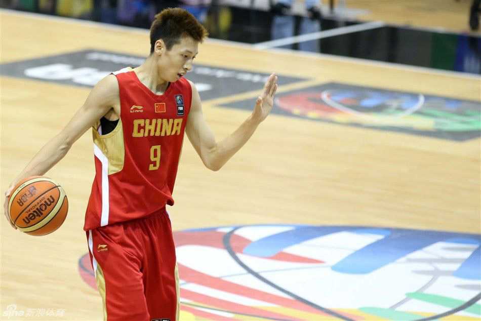 赵岩昊与胡金秋:广厦双星的闪耀之路,从国青到国家队的坚持 赵岩昊在三分线外果断起跳出手,篮球在空中划出一道优美的弧线,防守球员只能望球兴叹