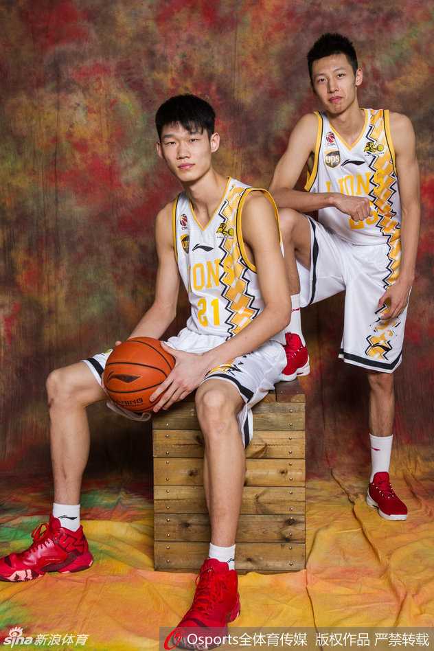 赵岩昊与胡金秋:广厦双星的闪耀之路,从国青到国家队的坚持 胡金秋在篮下卡位要球,瘦削的身躯对抗着更壮实的对手,额头上的汗珠折射出他训练中的全力以赴