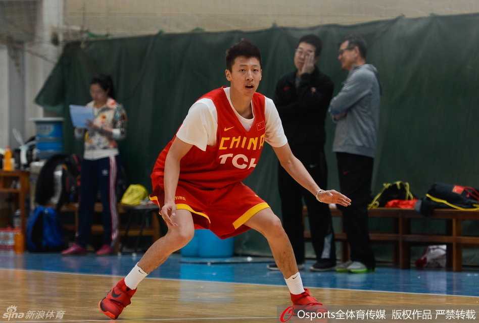 赵岩昊与胡金秋:广厦双星的闪耀之路,从国青到国家队的坚持 眼神坚定的赵岩昊身披国家队战袍,在训练中运球穿越半场,稚嫩的脸庞上满是对未来的憧憬