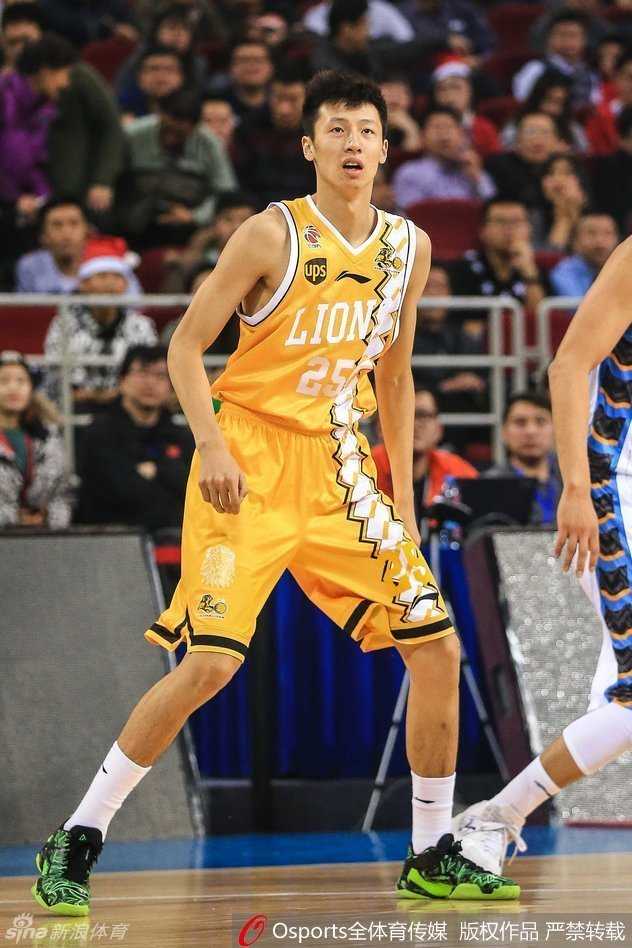 赵岩昊与胡金秋:广厦双星的闪耀之路,从国青到国家队的坚持 赛场中央,赵岩昊高举冠军鼎,身后的胡金秋和队友们张开双臂欢呼,金色的纸屑在空中飘洒,映衬着他们圆梦后的灿烂笑容