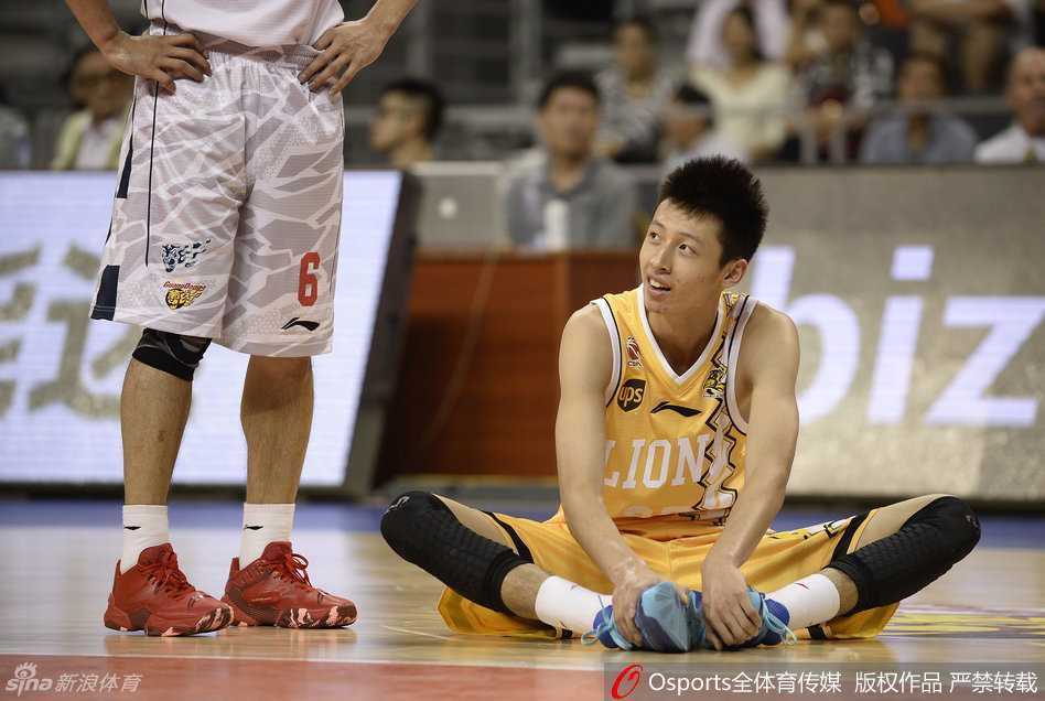 赵岩昊与胡金秋:广厦双星的闪耀之路,从国青到国家队的坚持 训练结束后,赵岩昊和胡金秋并肩坐在场边,两人认真听着教练的战术分析,眼神中透露着超越年龄的专注