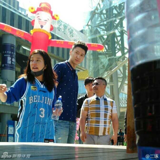 赵薇身穿马布里签名球衣执导新片,孙悦跨界助阵《没有别的爱》 导演赵薇身穿写满签名的马布里3号球衣,站在监视器前,眼神专注地审视着镜头里的画面,口罩也遮不住她工作的认真劲儿。