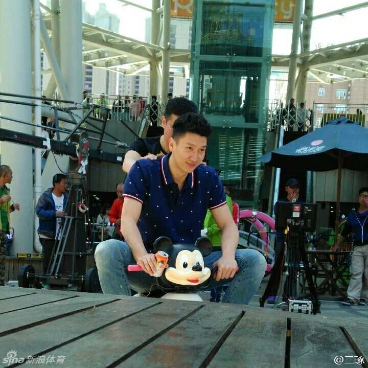 赵薇身穿马布里签名球衣执导新片,孙悦跨界助阵《没有别的爱》 身高两米的孙悦竟骑着一辆小小的儿童车在片场滑行,他一脸搞怪的表情,与高大的身材形成巨大反差,成为片场最欢乐的瞬间。