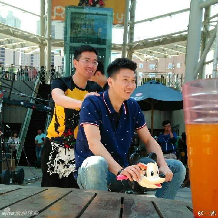 赵薇身穿马布里签名球衣执导新片,孙悦跨界助阵《没有别的爱》 赵薇与孙悦都戴着口罩在街边热烈交流,赵薇手舞足蹈地讲着戏,孙悦则侧耳倾听,虽然遮住了脸,但笑弯的眼睛透露着片场的和谐与欢乐。