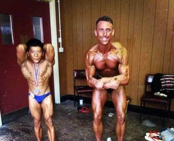 身高一米四七,精神顶天立地:英国亚裔小伙用肌肉铸就的生命传奇 比赛结束后,Choon Tan与女友甜蜜庆祝。身高不够,力量来凑,他不仅能轻松抱起女友,更用强大的内心和责任感,为爱人撑起了一片温暖的天空。