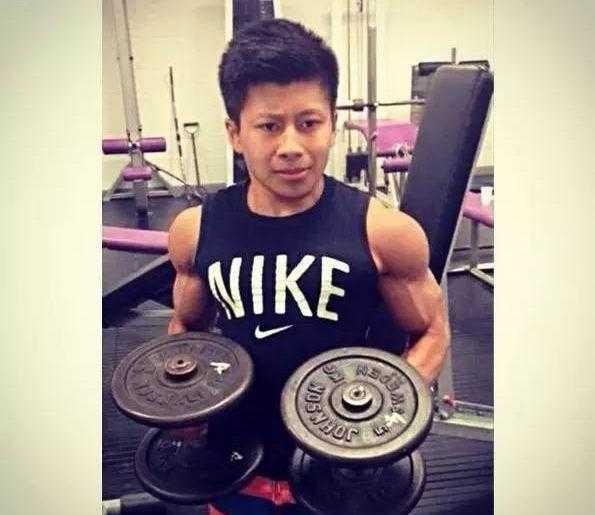 身高一米四七,精神顶天立地:英国亚裔小伙用肌肉铸就的生命传奇 Choon Tan在更衣室里举起手机自拍,搞怪的表情下是那一身令人羡慕的腱子肉。生活中的他就是这样,用幽默和自信化解了一切曾让他自卑的阴霾。