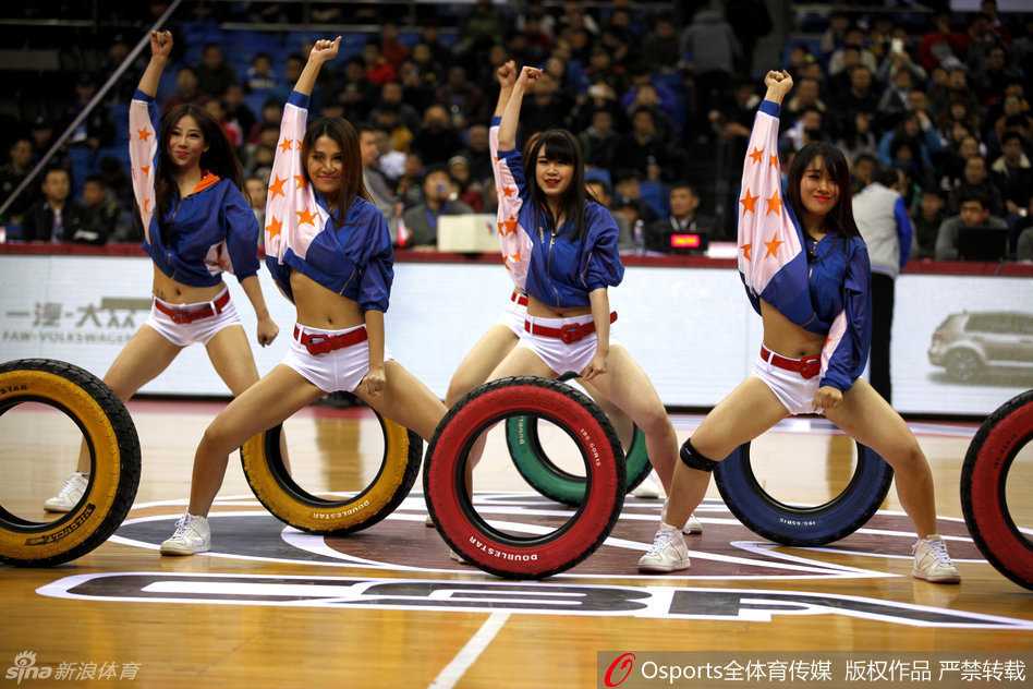 轮胎上的热舞精灵 见证齐鲁德比别样风情 舞蹈达到高潮,宝贝们完全沉浸在音乐中,她们用尽全力投入每一个节拍,即使挥汗如雨,脸上依然保持着灿烂的笑容。