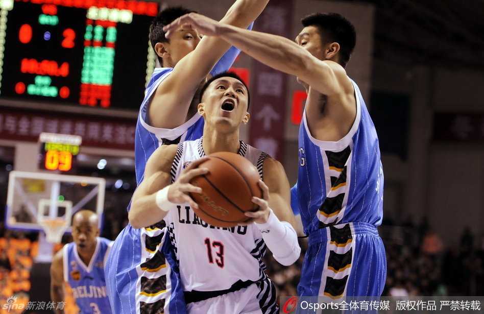 辽京大战经典回眸:郭艾伦蜕变,马布里低头 辽宁队主教练郭士强在场边激情指挥,他身体前倾,双手圈成喇叭状,向场上的弟子们大声呼喊着战术,脸上满是专注与紧张,他的每一次换人和布置都影响着比赛的走势。