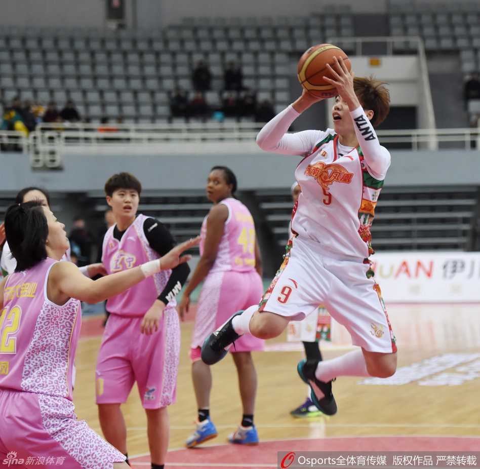 辽宁女篮客场大胜河南占得先机,季后赛门票近在咫尺 辽宁队球员在快攻中面对空篮,高高跃起试图上演一记势大力沉的单手劈扣,虽然这在女篮比赛中罕见,却点燃了替补席的激情。