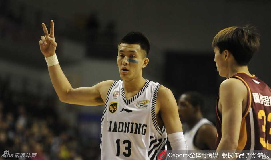 辽宁横扫千军昂首晋级四强 众志成城谱写季后赛最强音 郭艾伦弯下腰肢,运球如飞,面对巴赫拉米的贴身紧逼,他眼神犀利,仿佛下一秒就要撕裂对方的防线。