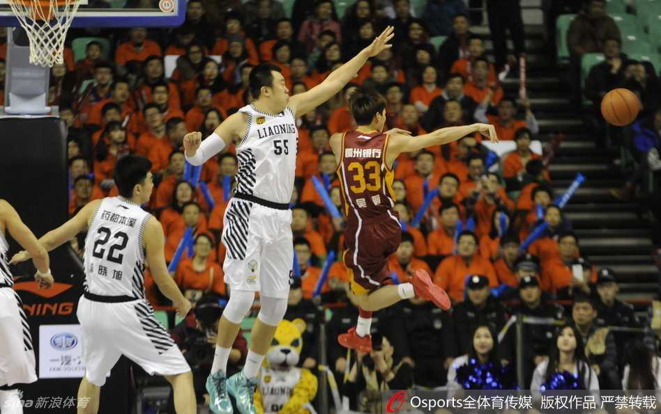 辽宁横扫千军昂首晋级四强 众志成城谱写季后赛最强音 “大白”韩德君犹如泰山压顶,腾空而起,用一记遮天蔽日的封盖将对手的上篮意图扼杀在摇篮之中。