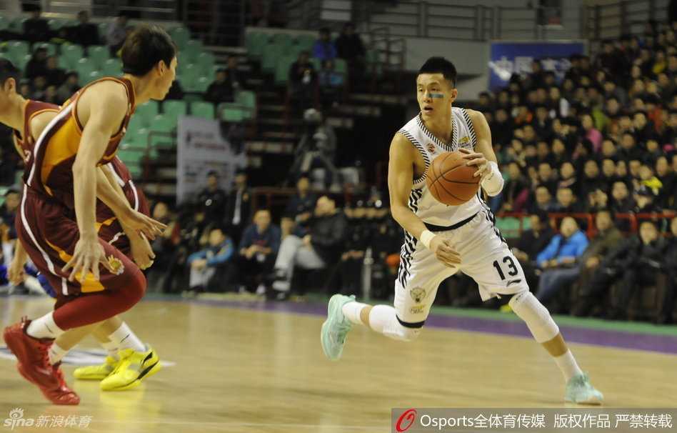 辽宁横扫千军昂首晋级四强 众志成城谱写季后赛最强音 辽宁内线悍将李晓旭果断跳投,皮球在空中划出一道优美的弧线,而他对面的防守悍将查尔斯则只能望球兴叹。