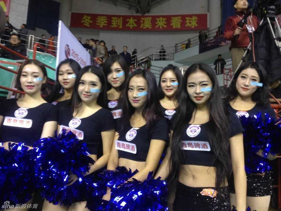 辽宁球迷贴“幸运符”声援郭艾伦 创可贴成主场最暖风景 看台上的一位年轻女球迷,脸上贴着的创可贴格外显眼,她正高举着手机,想要记录下赛场上郭艾伦奔跑的每一个瞬间,眼神中满是关切与骄傲。