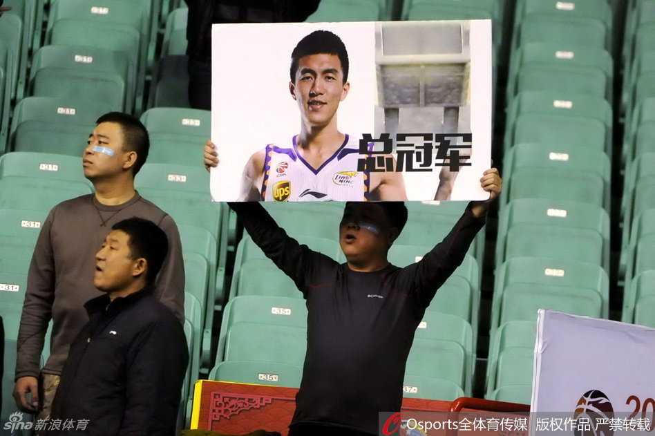 辽宁球迷贴“幸运符”声援郭艾伦 创可贴成主场最暖风景 赛后,人潮涌动的看台上,一名小球迷坐在父亲的肩头,脸上贴着蓝色创可贴,小手挥舞着充气棒。这份属于辽篮的传承,在父与子之间、在球迷与球队之间,无声地流淌。