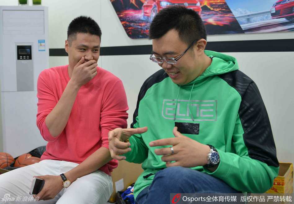 辽宁男篮三将亮相车展 韩德君萌态十足引粉丝尖叫 辽宁男篮中锋韩德君在车展上咧嘴微笑,憨态可掬的模样引来现场阵阵欢呼,完全没有赛场的霸气,只有邻家大男孩的亲切。