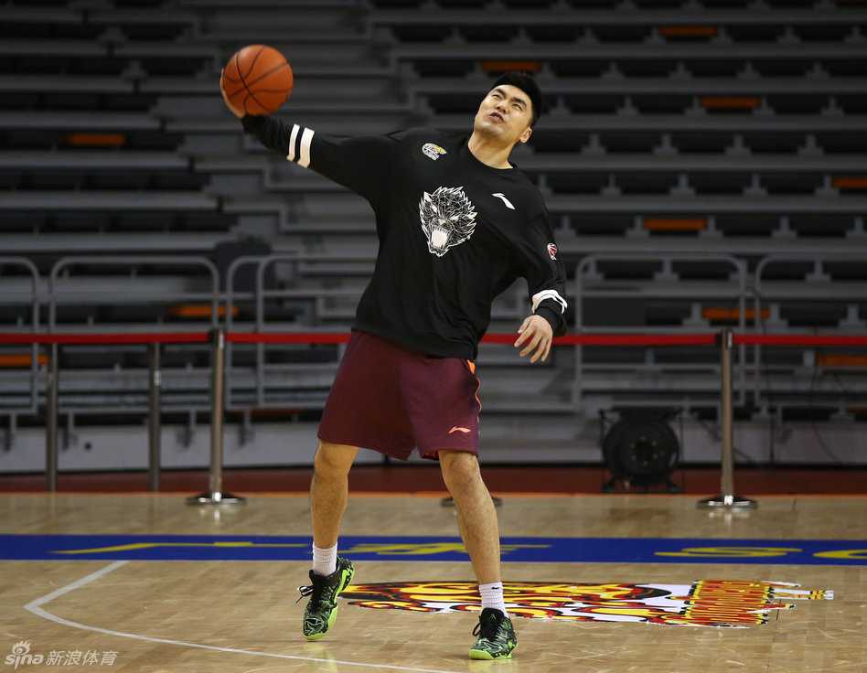 辽宁男篮光影瞬间:那些笑容与汗水交织的争冠岁月 内线支柱韩德君身穿训练服,一脸认真地接着电话,神情与赛场上凶猛拼抢时形成有趣的反差萌