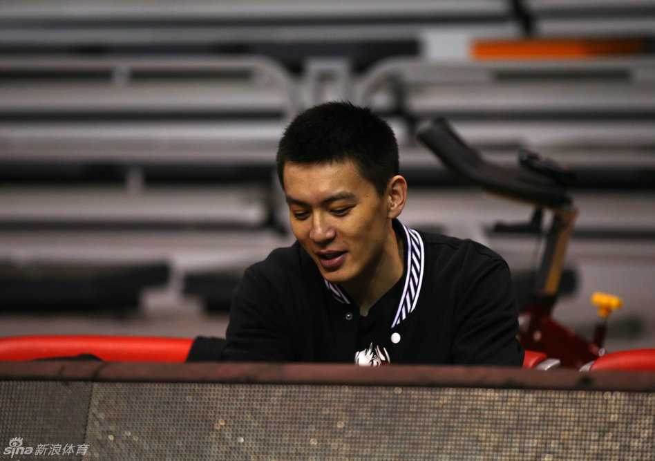 辽宁男篮光影瞬间:那些笑容与汗水交织的争冠岁月 贺天举现身训练场进行投篮练习,高大的身材搭配柔和的投篮手感,神情专注地准备在新赛季大展拳脚