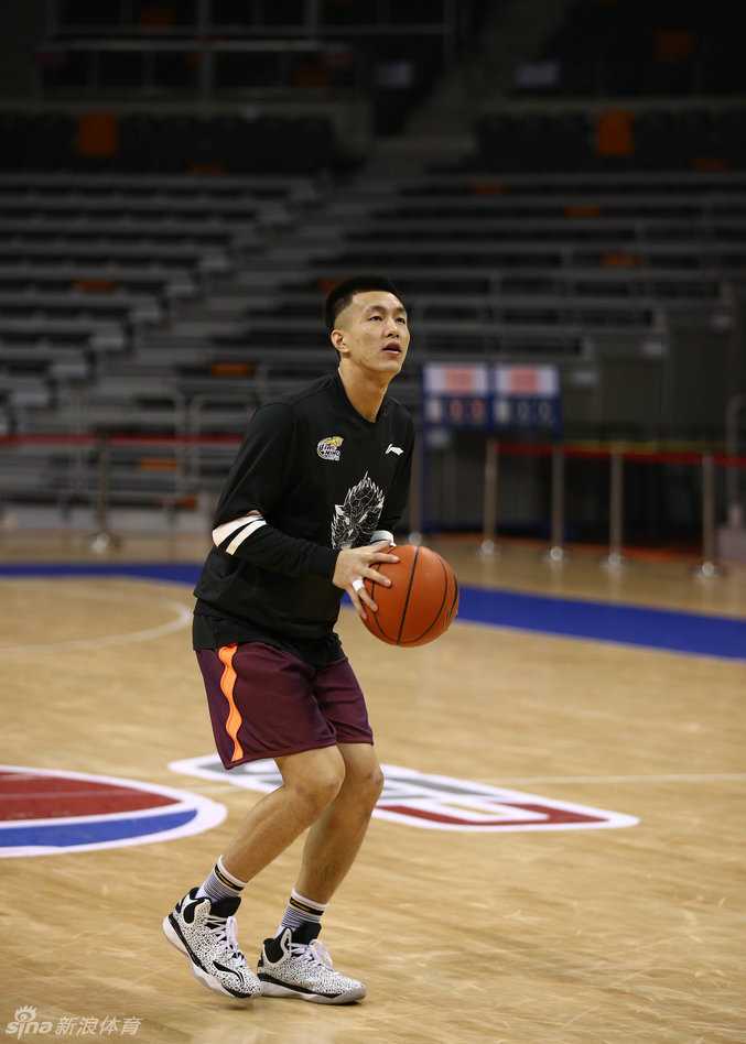 辽宁男篮光影瞬间:那些笑容与汗水交织的争冠岁月 郭艾伦运球突破后干拔跳投,身体在空中完全舒展,指尖轻柔地将球拨出,动作一气呵成极具美感