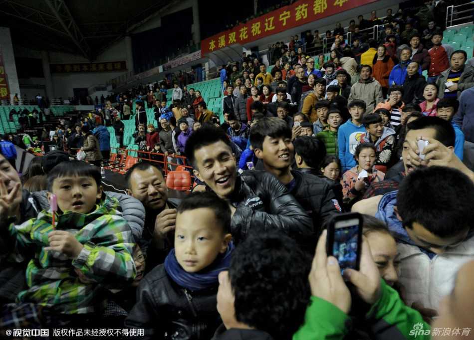 辽宁男篮本溪壮行会,郭艾伦续约后心情大好亮相 辽宁男篮主教练郭士强在壮行会上露出欣慰的笑容,看到爱徒郭艾伦续约成功并归队,他脸上的表情显得轻松且充满期待。