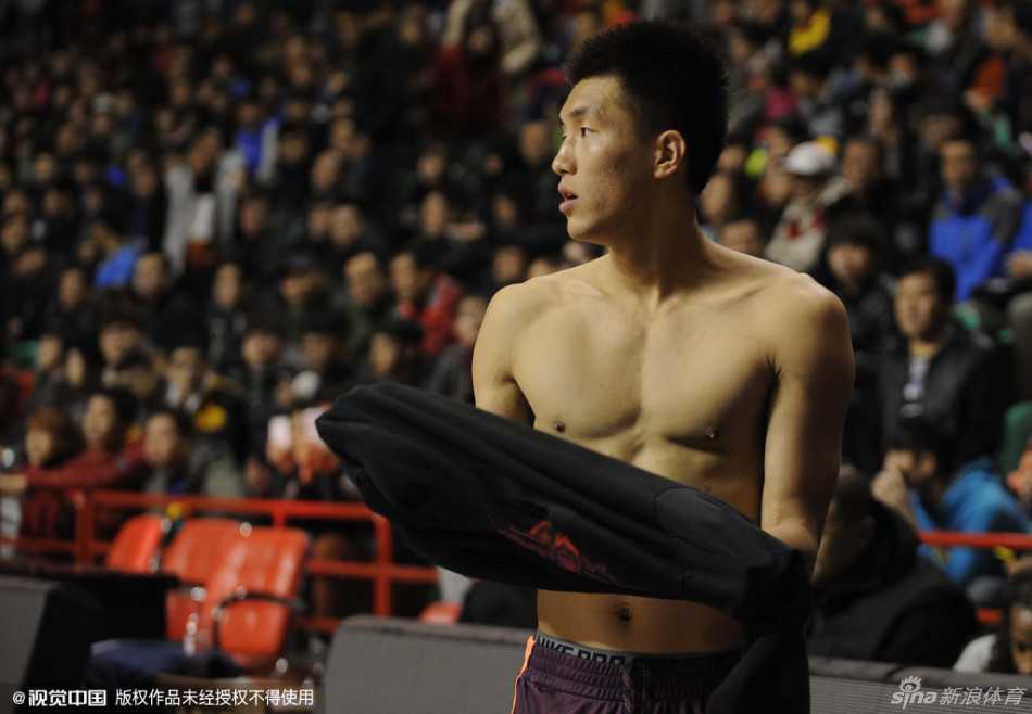 辽宁男篮本溪壮行会,郭艾伦续约后心情大好亮相 郭艾伦在壮行会上面带微笑,身著休闲外套,心情显得十分轻松愉快,并不时与身边的队友低声交谈。