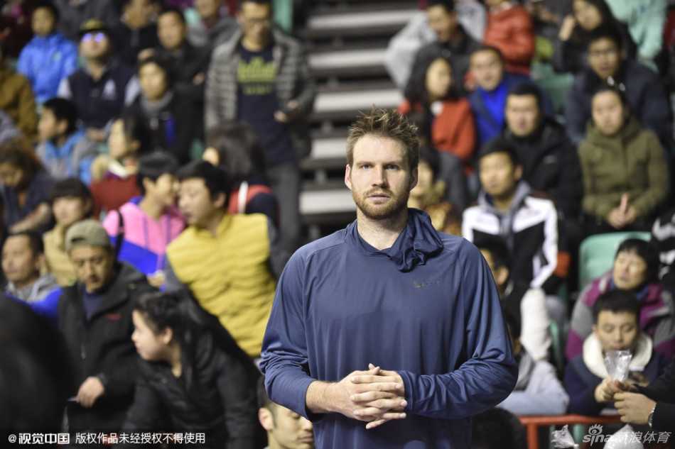 辽宁男篮本溪壮行会,郭艾伦续约后心情大好亮相 辽宁队老将杨鸣和兰多夫在台下就座,他们手里似乎拿着带有纪念意义的篮球或签名物品,神情专注地看着台上的发言。