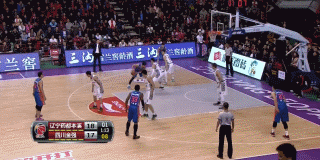 张春军篮下单打脚步灵动，转身上篮如蝴蝶穿花般轻盈，将技巧与力量完美融合