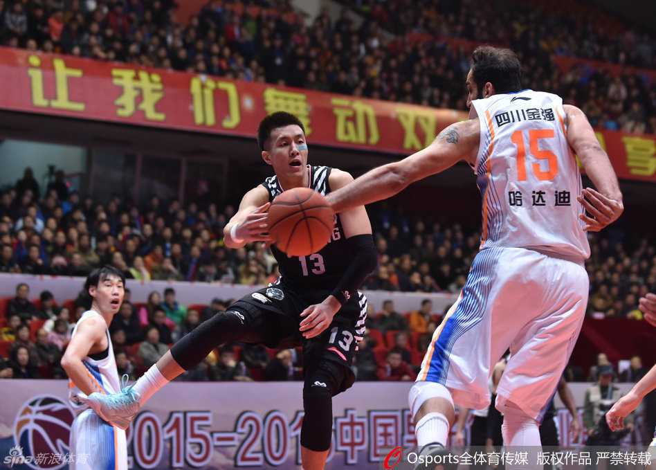 辽川决烽火重燃:郭少妙传联动哈神,哈达迪内线铸就天堑 郭艾伦送出击地妙传,篮球仿佛穿越人墙,精准找到切入的队友