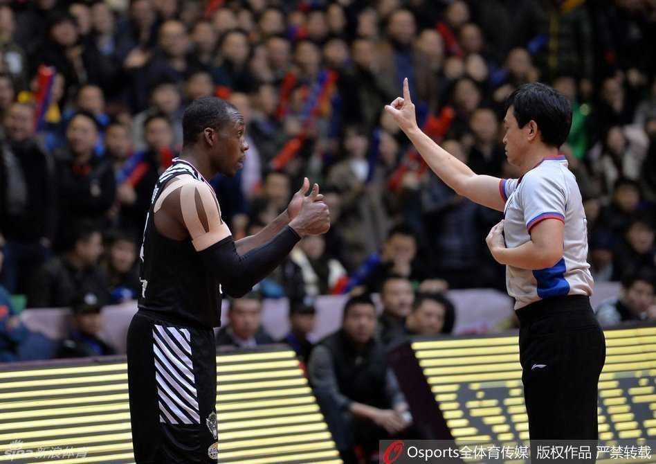 辽川决烽火重燃:郭少妙传联动哈神,哈达迪内线铸就天堑 郭艾伦持球加速突破防线,如闪电般撕开四川队的联防布局