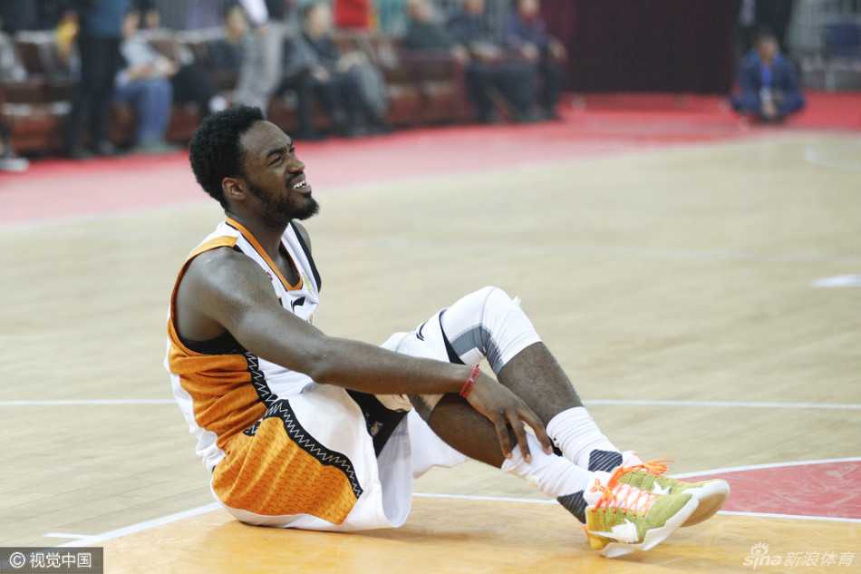 辽晋三加时史诗鏖战,郭艾伦富兰克林缔造传奇之夜 巨大的消耗让富兰克林精疲力竭,他瘫靠在广告牌上,眼神迷离,汗水浸透了球衣,仿佛身体的每一丝能量都被榨干。