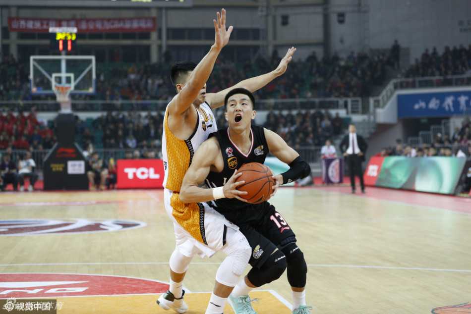 辽晋三加时史诗鏖战,郭艾伦富兰克林缔造传奇之夜 胜负已分,温情不减。山西队主帅许晋哲弯腰扶起拼到力竭的爱徒曾令旭,这一幕超越了比赛的胜负,诠释了篮球的真谛。