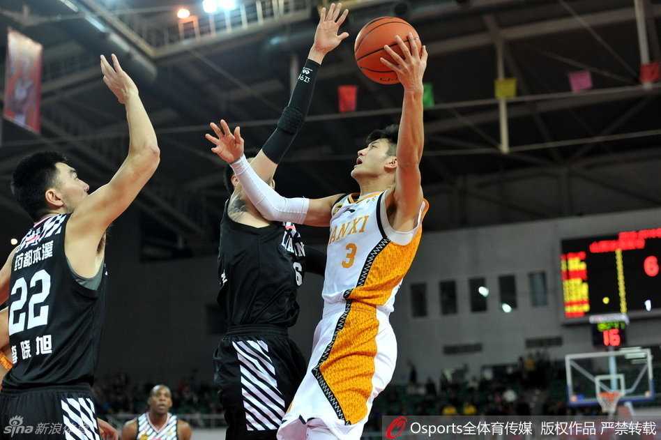 辽晋之战:继伟伤退,艾伦神突,兰多夫苦撑内线 李晓旭在对手人群中高高跃起,如同一道移动的长城,指尖即将触碰到闫鹏飞的投篮,封盖瞬间引爆全场惊呼。
