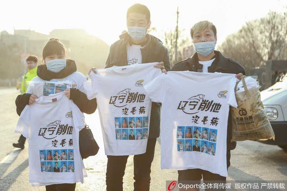 辽沈球迷助威T恤铺满车身,客场远征铸就“第二主场” 客场作战的辽宁球迷在四川体育馆看台上集体展示助威T恤,白色的方阵在红色的海洋中格外醒目,他们用坚定的眼神和口号反客为主。