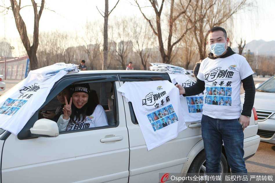 辽沈球迷助威T恤铺满车身,客场远征铸就“第二主场” 沈阳桃仙机场到达大厅,数百名球迷将通道围得水泄不通,一件件助威T恤连成白色的海洋,大家高举手机只为拍下归来的球员,送上家乡的问候。