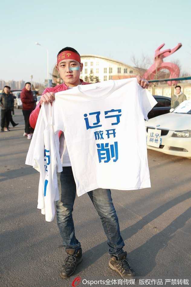 辽沈球迷助威T恤铺满车身,客场远征铸就“第二主场” 成都双流机场,数十名辽宁球迷统一身着助威T恤,高举“我爱辽篮”的横幅,等待心中的英雄降落,他们的脸上写满了期待与骄傲。
