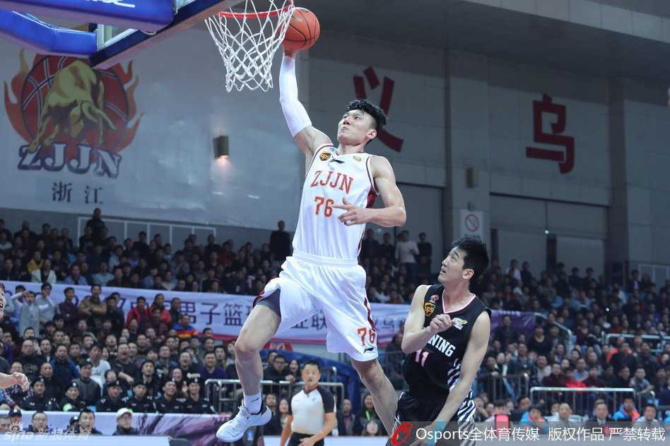 辽浙激战风云:张大宇死守硬抗哈德森,郭艾伦变速突袭掀反击高潮 哈德森跃起在空中如弯弓搭箭,面对封盖毫不畏惧,手中的篮球即将离手直飞篮筐