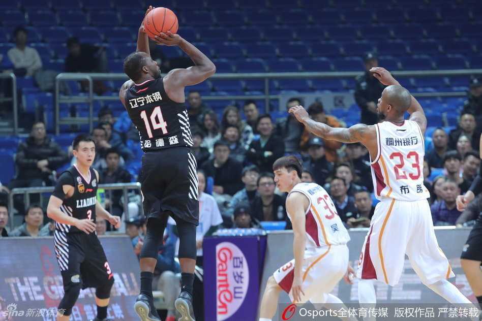 辽浙激战风云:张大宇死守硬抗哈德森,郭艾伦变速突袭掀反击高潮 郭艾伦重心压得极低,如猎豹般贴地加速,防守人试图伸手拦截却只能抓到一丝残影