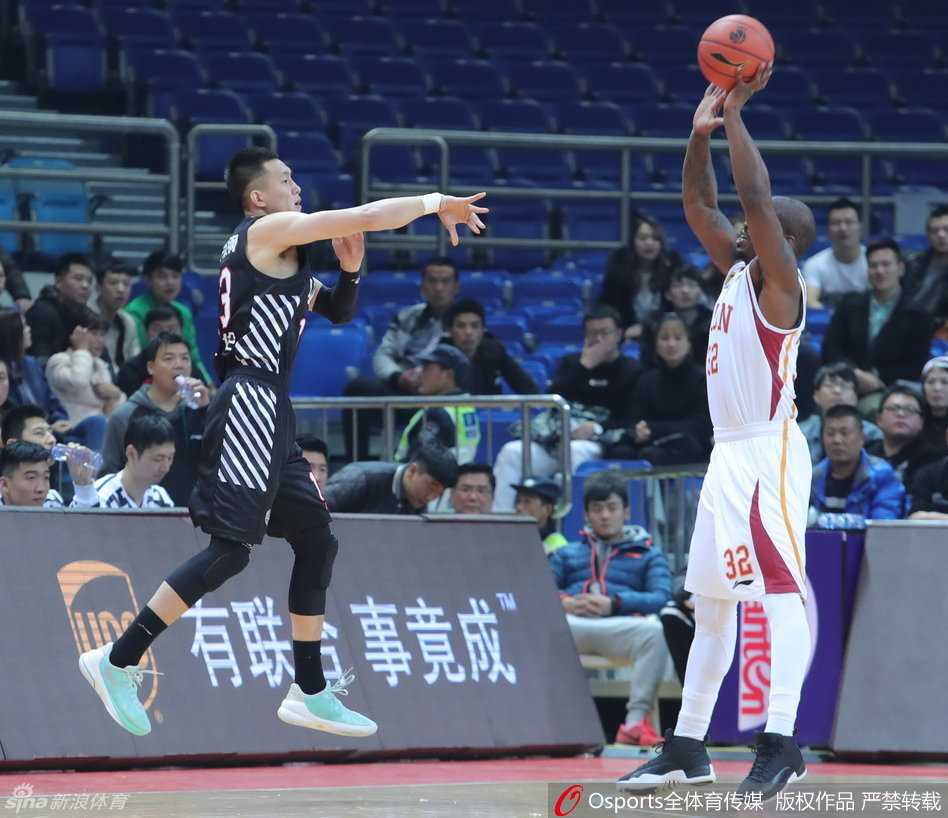 辽浙激战风云:张大宇死守硬抗哈德森,郭艾伦变速突袭掀反击高潮 夏钰博在人群缝隙中闪转腾挪,手腕轻柔一挑,篮球擦板稳稳落入篮筐完成得分