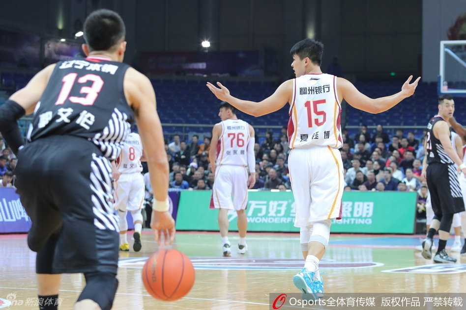 辽浙激战风云:张大宇死守硬抗哈德森,郭艾伦变速突袭掀反击高潮 兰多夫在肌肉丛林中高高跃起拼抢篮板,青筋暴起的面部表情写满了对胜利的渴望