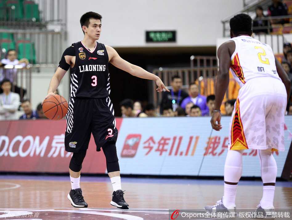 深圳队老将张凯在辽宁队内线缝隙中灵活跑位，接球后面对防守高手，冷静地完成了一次漂亮的上篮终结。