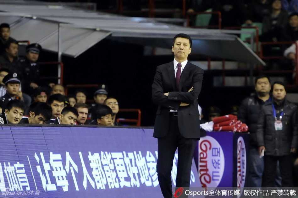 兰多夫在人群中高高跃起，完成了一记势大力沉的双手暴扣，这一刻他仿佛白魔兽降临，将客场作战的深圳队气势完全压制。