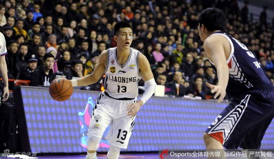 球队大脑郭艾伦沉着控球，眼神犀利地观察着队友跑位，他手中的球如同被线牵引的木偶，随时准备撕开对手防线。